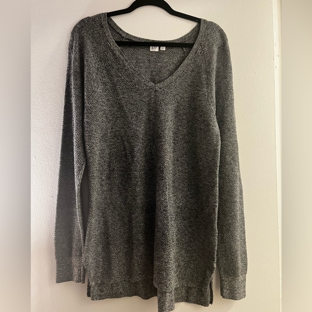 Women’s GAP Long-Sleeve Lightweight V-Neck Sweater SIZE L - PRE-OWNED